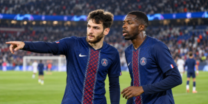 Deux joueurs discutent tactique sur le terrain avant le match