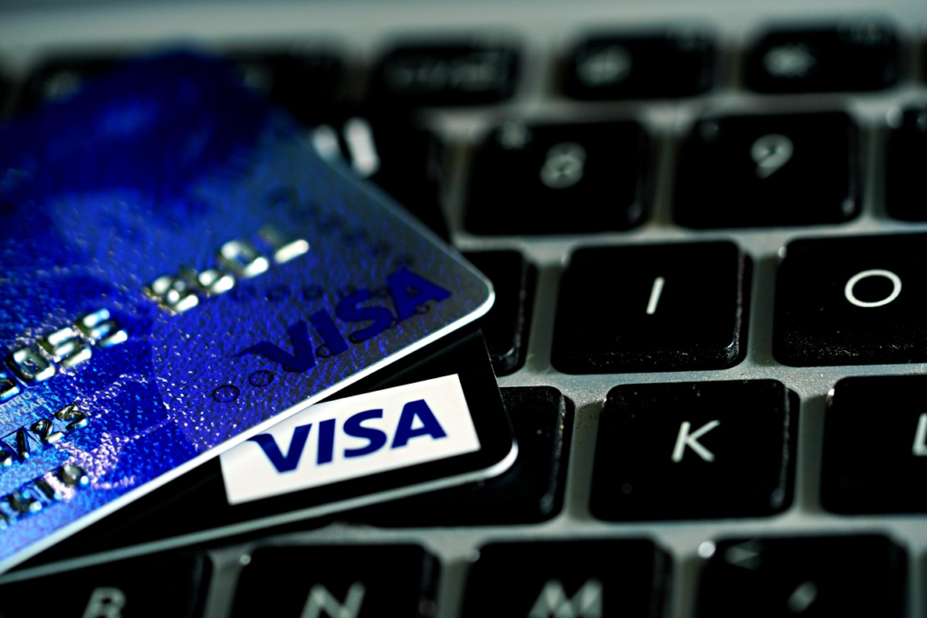 Carte Visa sur un clavier d’ordinateur