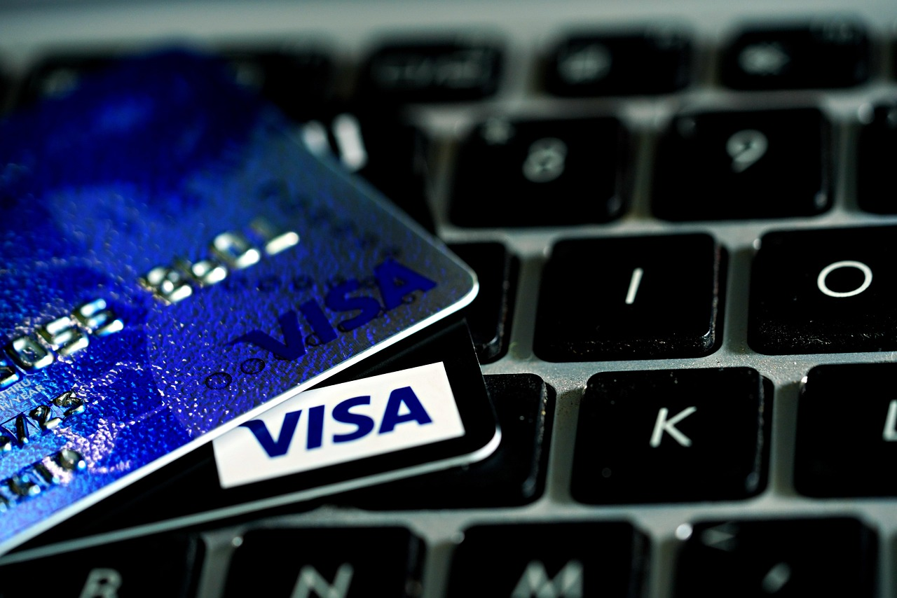 Carte Visa sur un clavier d’ordinateur